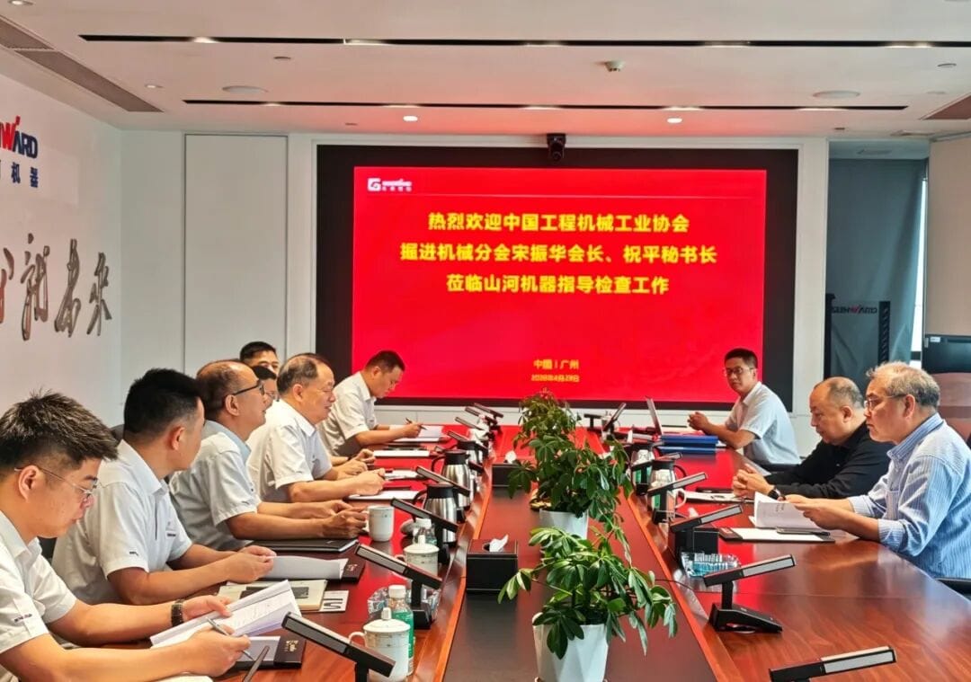 Industry experts review Sunward ultra-large-diameter shield machine and tunneling equipment manufacturing progress