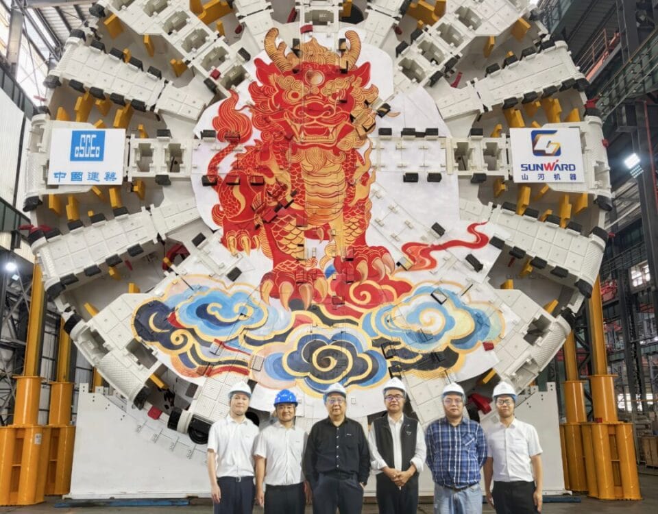 Sunward Xianxinghao ultra-large-diameter shield machine cutterhead and expert delegation group photo